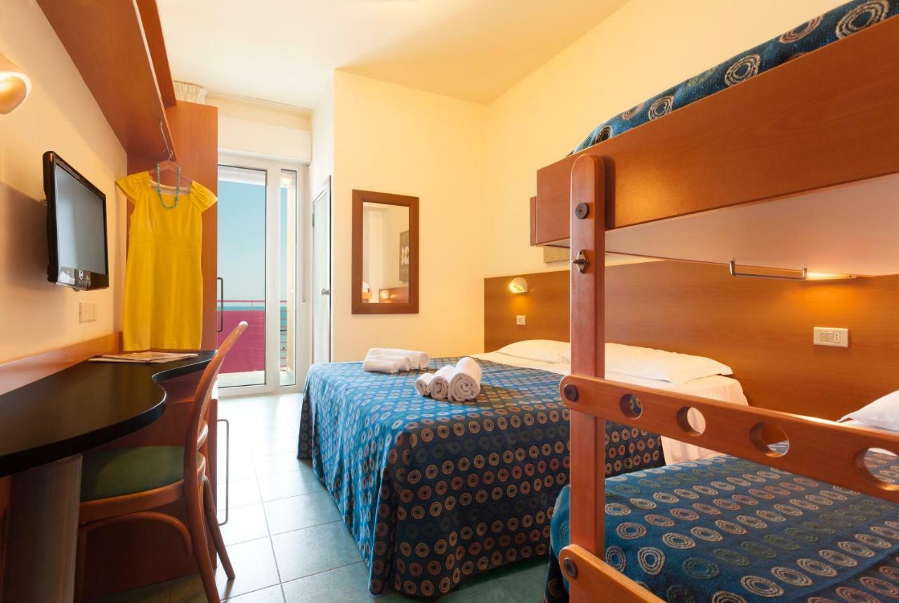 Hotel Atlantic Vista Mare Pesaro Exteriör bild